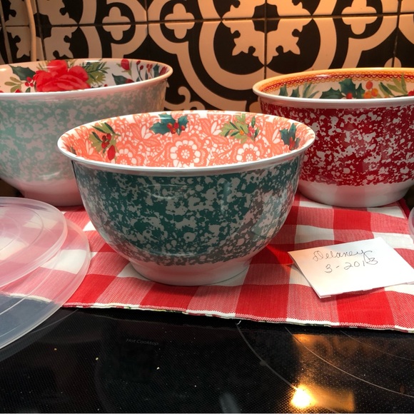 Pioneer woman splatterware. 6 piece set. 3 bowl and tops . 15$ - Picture 3 of 3